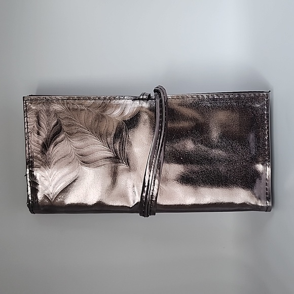 Vasanti Metallic Makeup Brush Travel Case - Picture 6 of 7